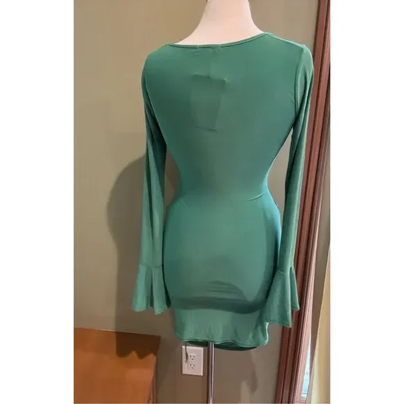 Pretty Little Things green NWT 6 Slinky cut out lace up bell sleeve body con dre - Picture 4 of 7
